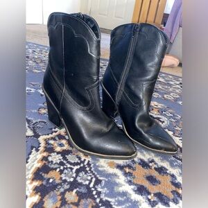 Black low cut cowgirl boot!, in perfect condition!